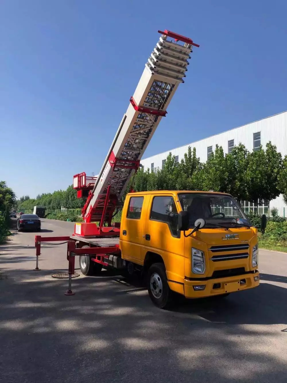 方城附近的云梯车出租服务：轻松解决高空作业需求