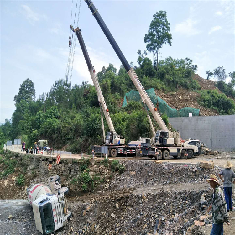 方城汽车掉沟里叫吊车救援要多少钱